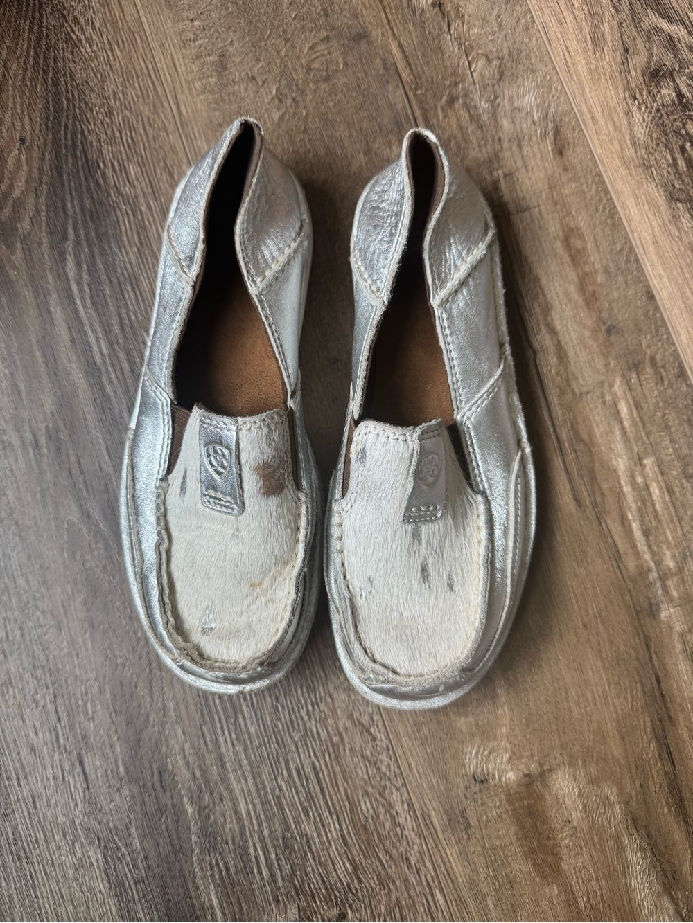 Ariat Cruisers Metallic Silver and Cow Hide 🪩🐮